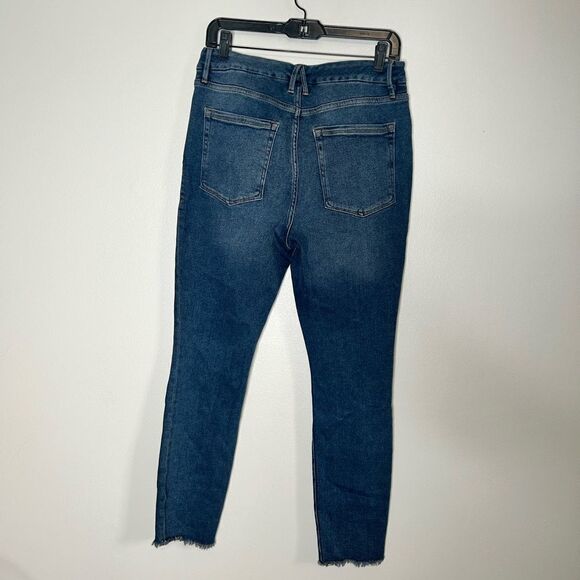 Good American GOOD LEGS CROPPED JEANS - Picture 6 of 7